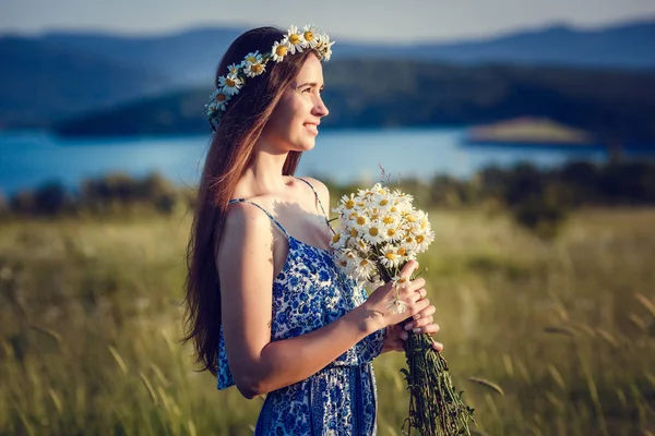 Mulher feliz bonita ao ar livre no campo — Fotografia de Stock