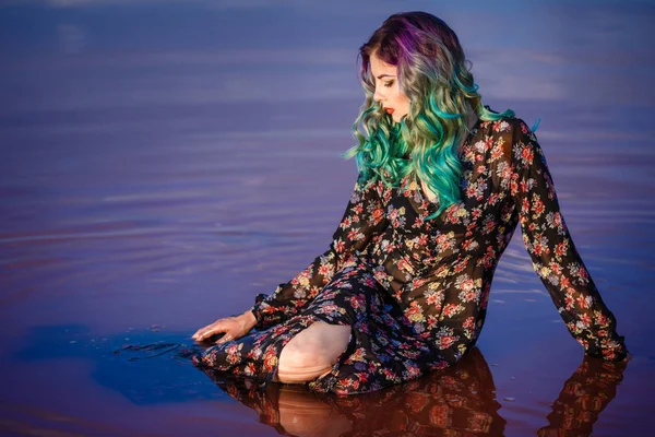 性感的女人在沙滩上与粉红色的水旁边的湖泊 一个在盐湖边摆姿势的女孩 — 图库照片