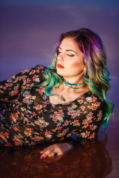 Сексуальная женщина на песке у озера с розовой водой. Девушка, позирующая у соленого озера
.