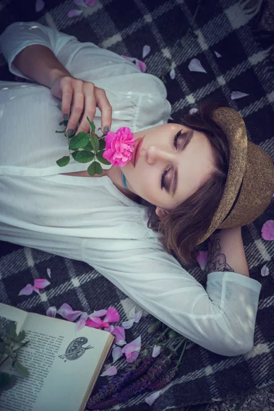 Serie de flores. Campo rosa. La Crimea, la aldea Turgenyevka. Una chica del campo disfruta de la puesta del sol, el vino y la lectura de libros en el jardín de rosas fragante. El concepto de perfume — Foto de Stock