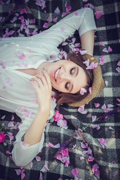 Flower series. Pink field. Crimea, the village of Turgenyevka. A country girl enjoys the sunset, wine and reading books in the fragrant rose garden. The concept of perfume — Stock Photo, Image