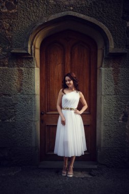 Uzun saçlı ve beyaz düğün gelin güzel yüz genç seksi kız elbise poz