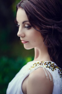 Uzun saçlı ve beyaz düğün gelin güzel yüz genç seksi kız elbise poz