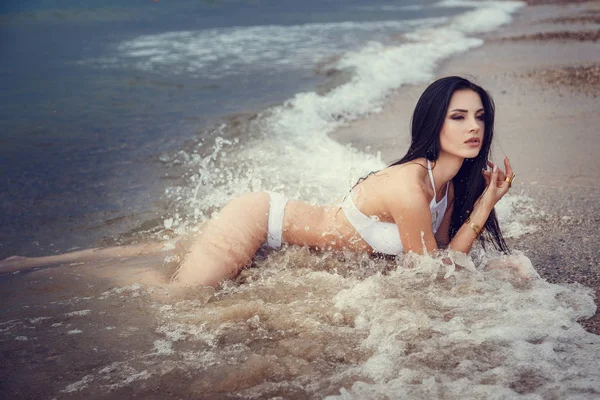 Bedårande Flicka Bikini Som Njuter Sommaren Utomhus Porträtt Havets Vågor — Stockfoto