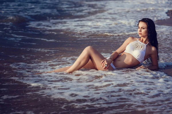 Прелестная Сексуальная Девушка Бикини Наслаждается Летом Наружный Портрет Морские Волны — стоковое фото