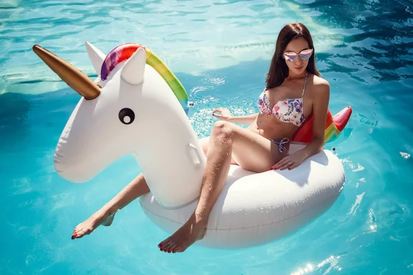 Hermoso cabello largo modelo femenino posando junto a la piscina, retrato al aire libre — Foto de Stock