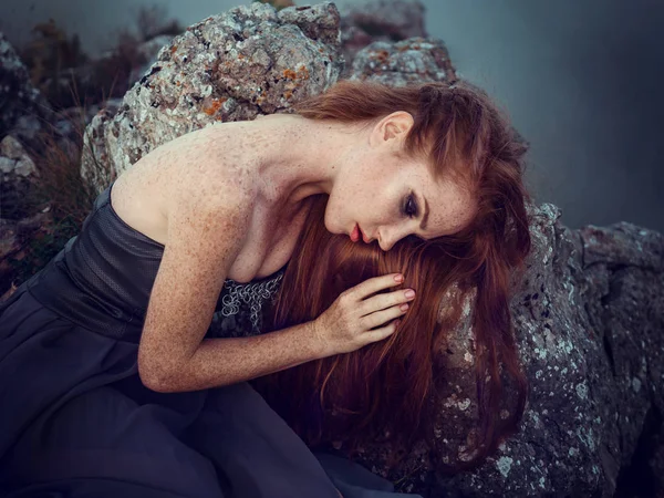 Verano Aire Libre Retrato Hermosa Mujer Jengibre Vestido Gris Alto —  Fotos de Stock