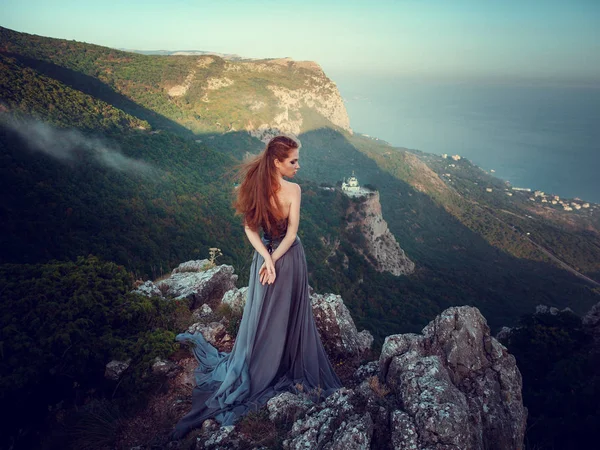 Verano Aire Libre Retrato Hermosa Mujer Jengibre Vestido Gris Alto — Foto de Stock