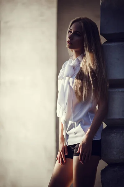 街を歩いて若い美しいファッショナブルな女性の屋外のポートレート スタイリッシュな服を着てモデル — ストック写真