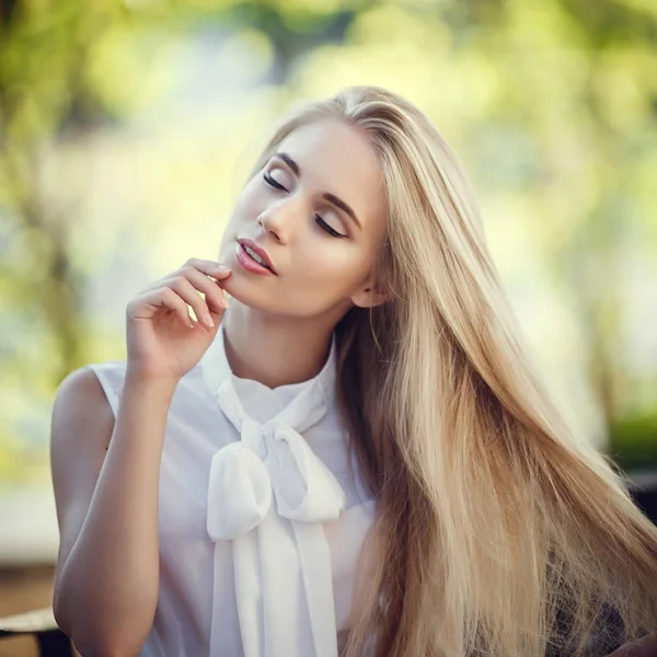 Portrait Plein Air Une Jeune Belle Dame Mode Marchant Dans — Photo