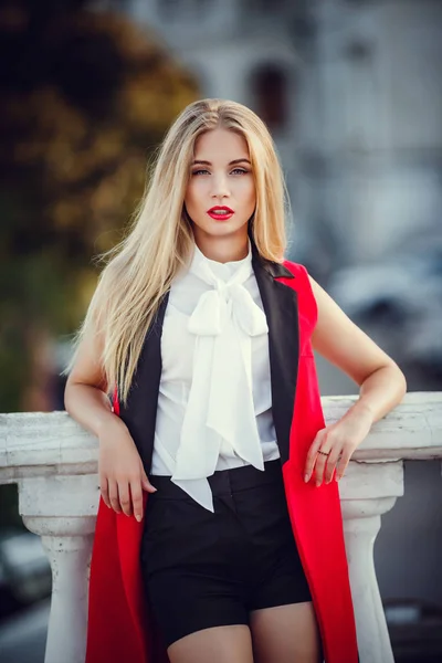 Retrato Aire Libre Una Joven Hermosa Dama Moda Caminando Por —  Fotos de Stock