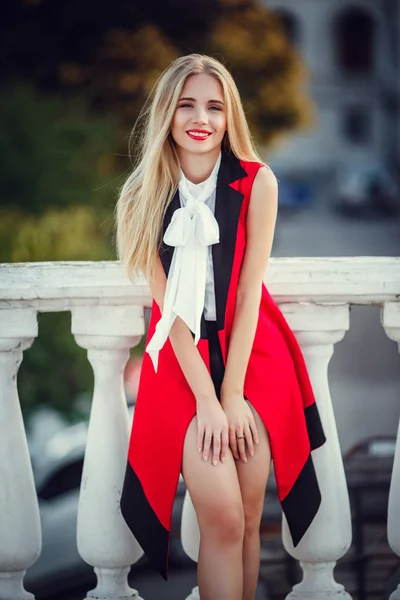 Retrato Livre Uma Jovem Bela Senhora Moda Andando Rua Modelo — Fotografia de Stock