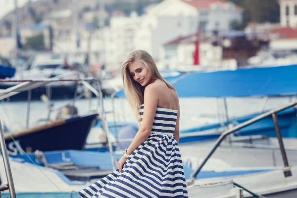Schönheitsmodeporträt Einer Blonden Frau Entkleideten Kleid Modeporträt Lächelnde Blonde Frau — Stockfoto