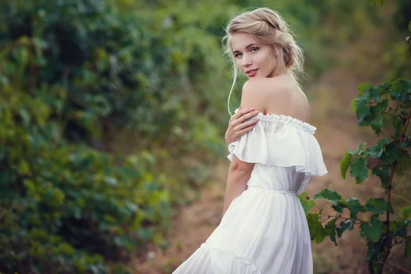 Beautiful Blond Girl Vineyard Romantic Style Provence Gentle Image — Stock Photo, Image