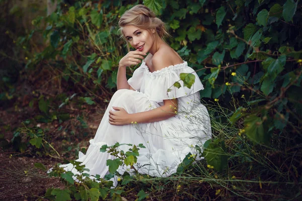 Belle Fille Blonde Dans Vignoble Romantique Dans Style Provençal Une — Photo