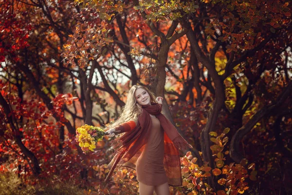 Retrato de menina bonita andando no parque. Sorrindo. Tempo quente e ensolarado. Ao ar livre — Fotografia de Stock