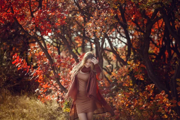 Retrato de menina bonita andando no parque. Sorrindo. Tempo quente e ensolarado. Ao ar livre — Fotografia de Stock