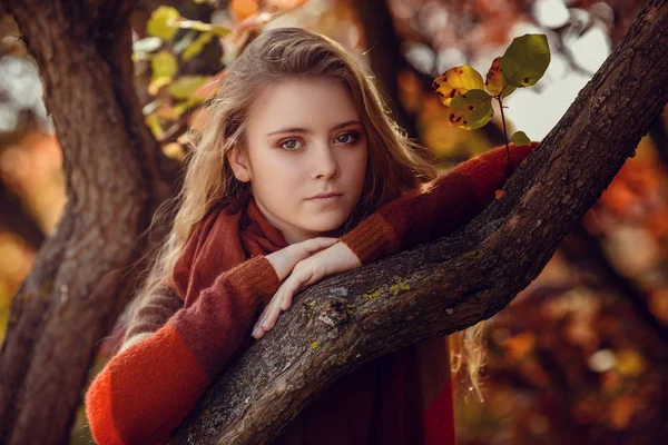 Porträt eines schönen Mädchens, das durch den Park geht. Lächelnd. warmes sonniges Wetter. im Freien — Stockfoto