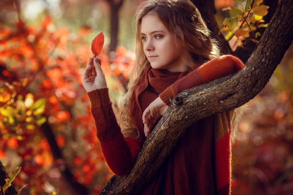 Portrait de belle fille marchant dans le parc. Souriant. Temps chaud et ensoleillé. À l'extérieur — Photo