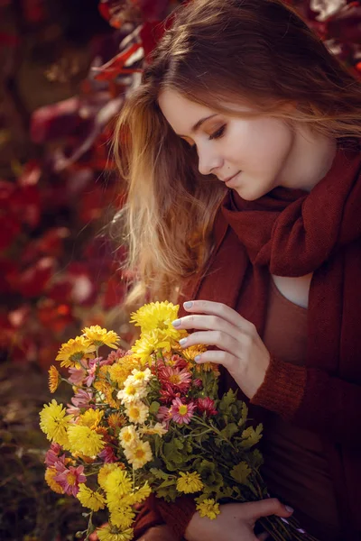 Portrait of beautiful girl walking the park. Smiling. Warm sunny weather. Outdoors — Stock Photo, Image