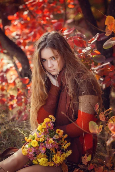 Portrait de belle fille marchant dans le parc. Souriant. Temps chaud et ensoleillé. À l'extérieur — Photo