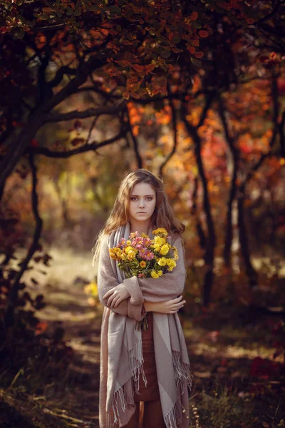 Portrait de belle fille marchant dans le parc. Souriant. Temps chaud et ensoleillé. À l'extérieur — Photo