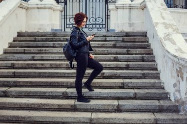 Siyah ceket, pantolon ve şehrin Güz sezonunda sokak yürüyüş çanta giyen genç şık kadın. «««Bak, kış modası, zarif. Artı boyutu modeli.