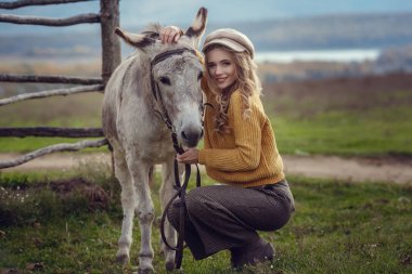Pr tarzında modern giyimleri sarışın saçlı bir kız