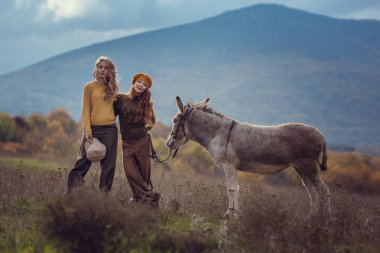 İki çekici genç kadın ile birlikte şirin bir don doğa üzerine getirin