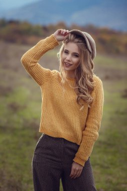 Pr tarzında modern giyimleri sarışın saçlı bir kız