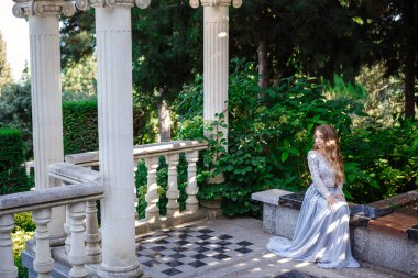 Lüks payetler elbise ve gümüş aksesuarlar sarı saçlı zarif güzel kadın moda açık fotoğraf, yaz parkında poz