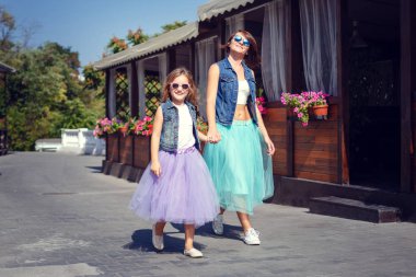 Anne ve kızı yaz tatilinde, Promena boyunca gezinme