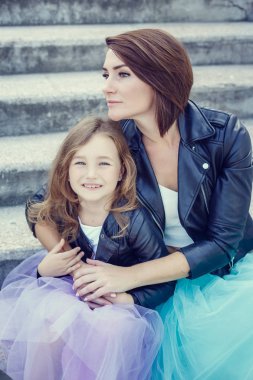 Anne ve kızı yaz tatili, bir kafede deniz kenarında gezinti boyunca geziniyor.