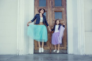 Anne ve kızı yaz tatilinde, Promena boyunca gezinme