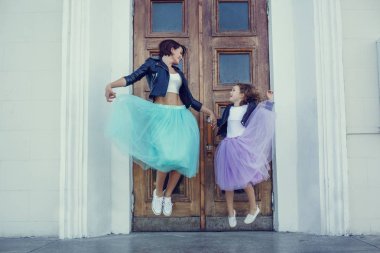 Anne ve kızı yaz tatilinde, Promena boyunca gezinme