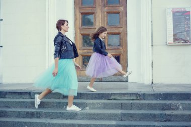 Anne ve kızı yaz tatili, bir kafede deniz kenarında gezinti boyunca geziniyor.