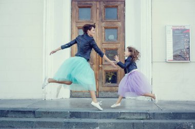 Anne ve kızı yaz tatili, bir kafede deniz kenarında gezinti boyunca geziniyor.