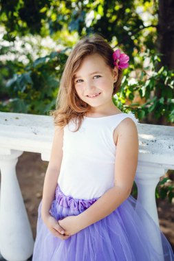 Anne ve kızı yaz tatili, bir kafede deniz kenarında gezinti boyunca geziniyor.