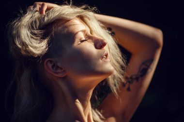 büyüleyici kadın seksi ciddi arka plan koyu orman