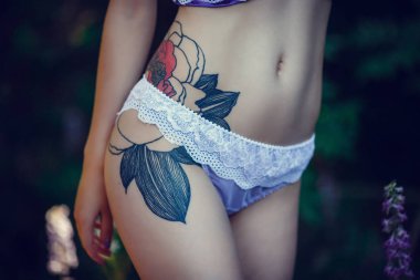 büyüleyici kadın seksi ciddi arka plan koyu orman