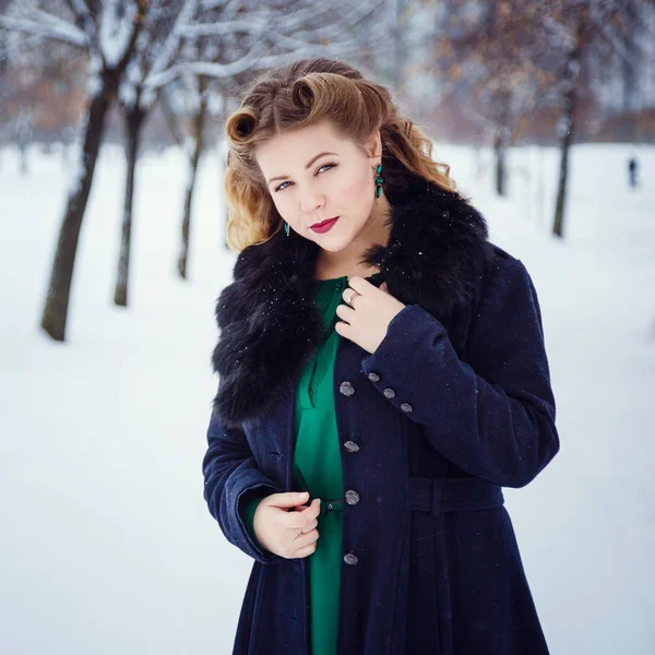 Joven hermosa mujer caminando en un parque y respirando aire fresco de invierno y sintiéndose maravillosa —  Fotos de Stock