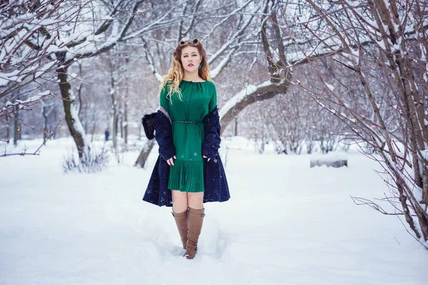 Joven hermosa mujer caminando en un parque y respirando aire fresco de invierno y sintiéndose maravillosa —  Fotos de Stock