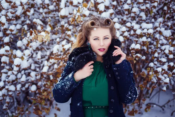 Bir parkta yürüyüş ve taze kış havası nefes ve harika duygu genç güzel kadın — Stok fotoğraf