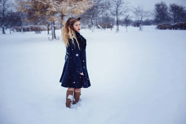 Young beautiful woman walking in a park and breathing fresh winter air and feeling wonderful — Stock Photo, Image