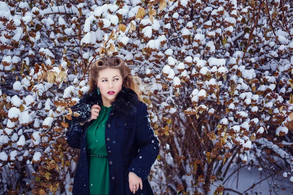 Bir parkta yürüyüş ve taze kış havası nefes ve harika duygu genç güzel kadın