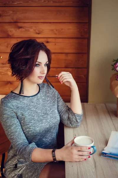 Femme mignonne buvant du café dans une tasse blanche dans un café sur la ville. Automne ca — Photo