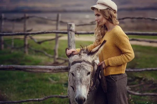 Pr tarzında modern giyimleri sarışın saçlı bir kız