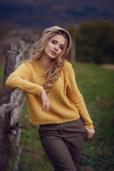 Provence ve bir kap tarzı moda giysiler içinde sarı saçlı bir kızla temiz hava kırsal sahiptir