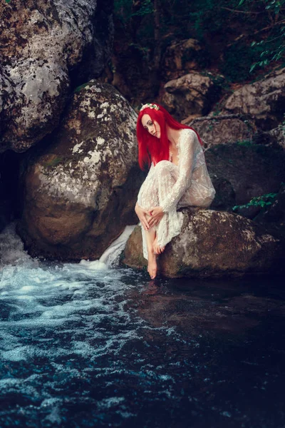 güzel genç kız suda dinlenme