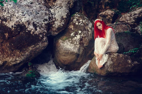 güzel genç kız suda dinlenme